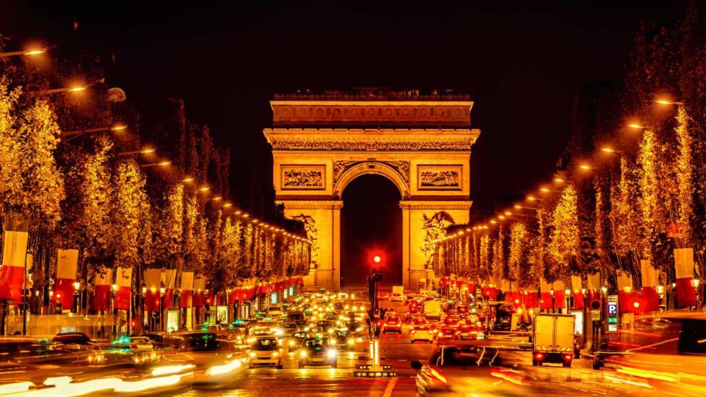 ARCO DO TRIUNFO E AVENIDA CHAMPS ÉLYSÉES, PARIS, FRANÇA