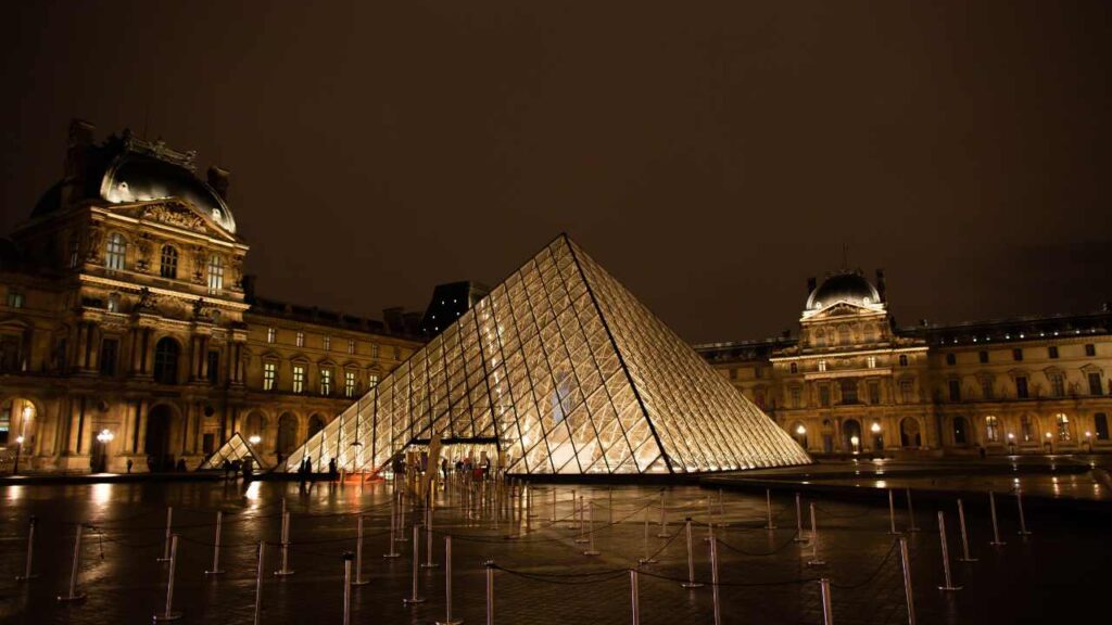 MUSEU DO LOUVRE, PARIS, FRANÇA