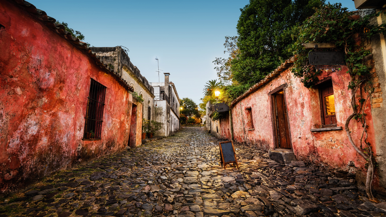 CALLE DE LOS SUSPIROS, COLONIA DEL SACRAMENTO, URUGUAI